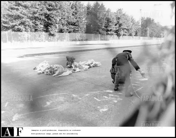Fiori sulla pista dell'autodromo dove è morto Senna, Imola, 1994 - Farabola Immagine digitale