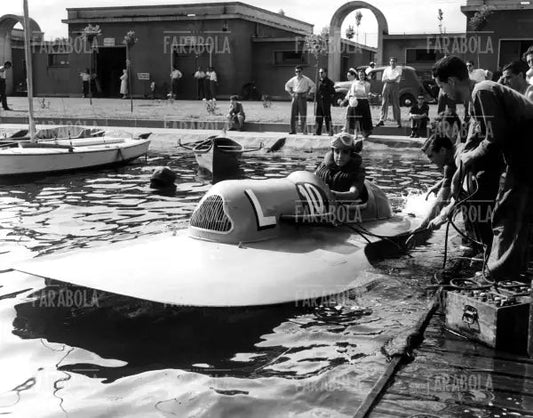 Flavio Guidotti al Mondiale di motonautica all'Idroscalo, Milano, 1954 - Farabola Immagine digitale