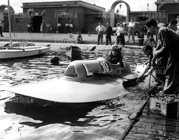 Flavio Guidotti al Mondiale di motonautica all'Idroscalo, Milano, 1954 - Farabola Immagine digitale