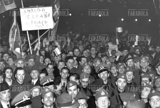 Folla acclama la conquista di Barcellona dei nazionalisti spagnoli, Roma, 1939 - Farabola Immagine digitale