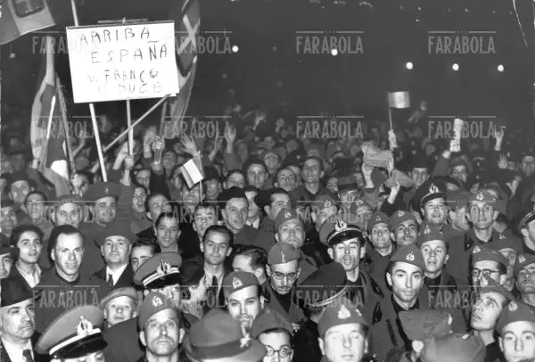 Folla acclama la conquista di Barcellona dei nazionalisti spagnoli, Roma, 1939 - Farabola Immagine digitale