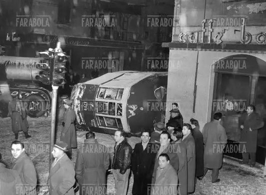 Folla di curiosi osserva tram incidentato, Milano, 1954 - Farabola Immagine digitale