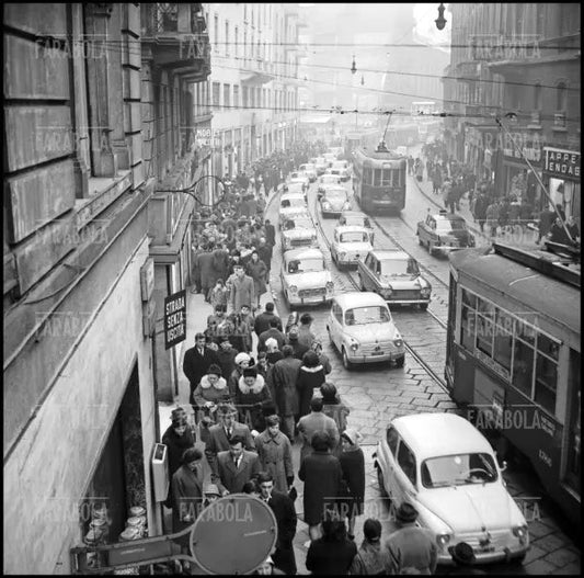 Folla in centro, Milano, 1963 - Farabola Immagine digitale