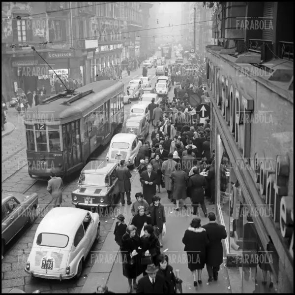 Folla in centro, Milano, 1963 - Farabola Immagine digitale