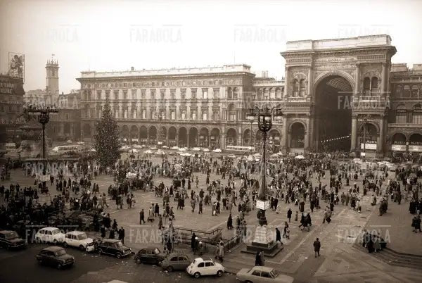Folla in piazza del Duomo per gli acquisti natalizi, Milano, 1971 - Farabola Immagine digitale