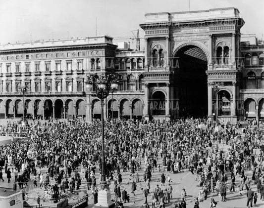 Folla in piazza del Duomo per il Carnevale, Milano, 1973 - Farabola Immagine digitale