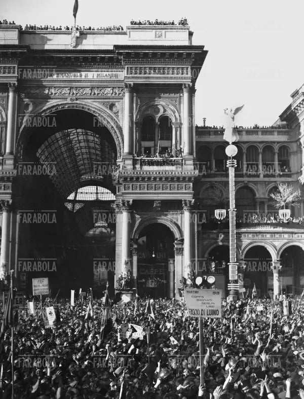 Folla in piazza del Duomo per il discorso di Mussolini, Milano, 1935 - Farabola Immagine digitale