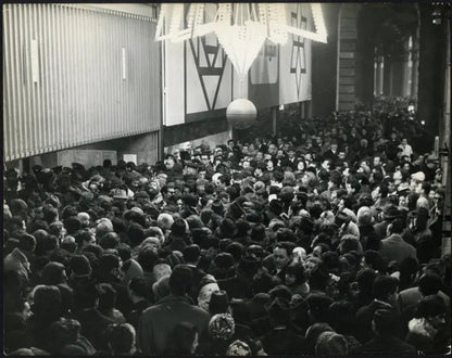 Folla in piazza Duomo Milano anni 60 Ft 3446 - Stampa 21x27 cm - Farabola Stampa ai sali d'argento