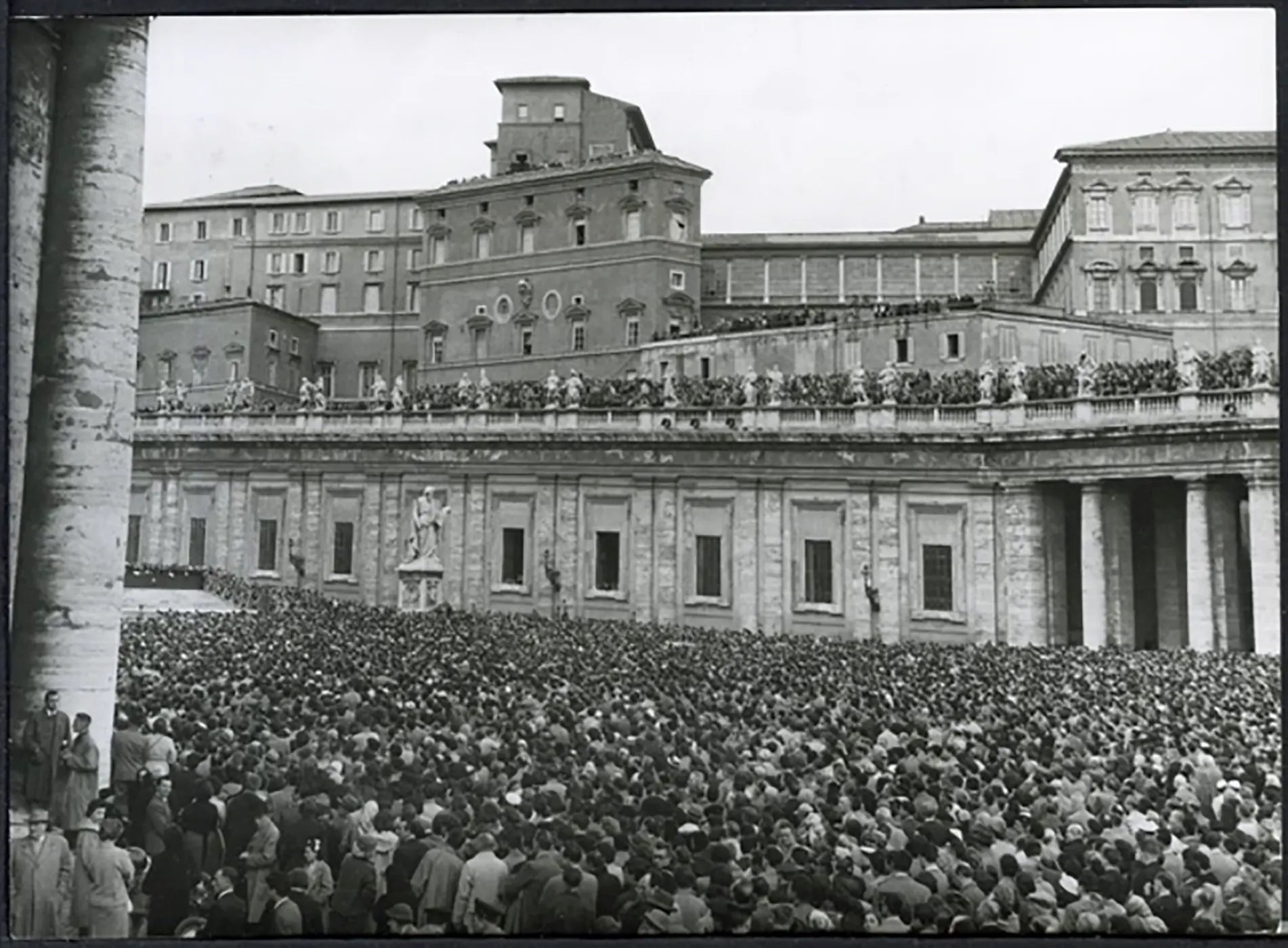 Folla in piazza San Pietro Pasqua 1956 Ft 5093 - Stampa 18x13 cm - Farabola Stampa ai sali d'argento