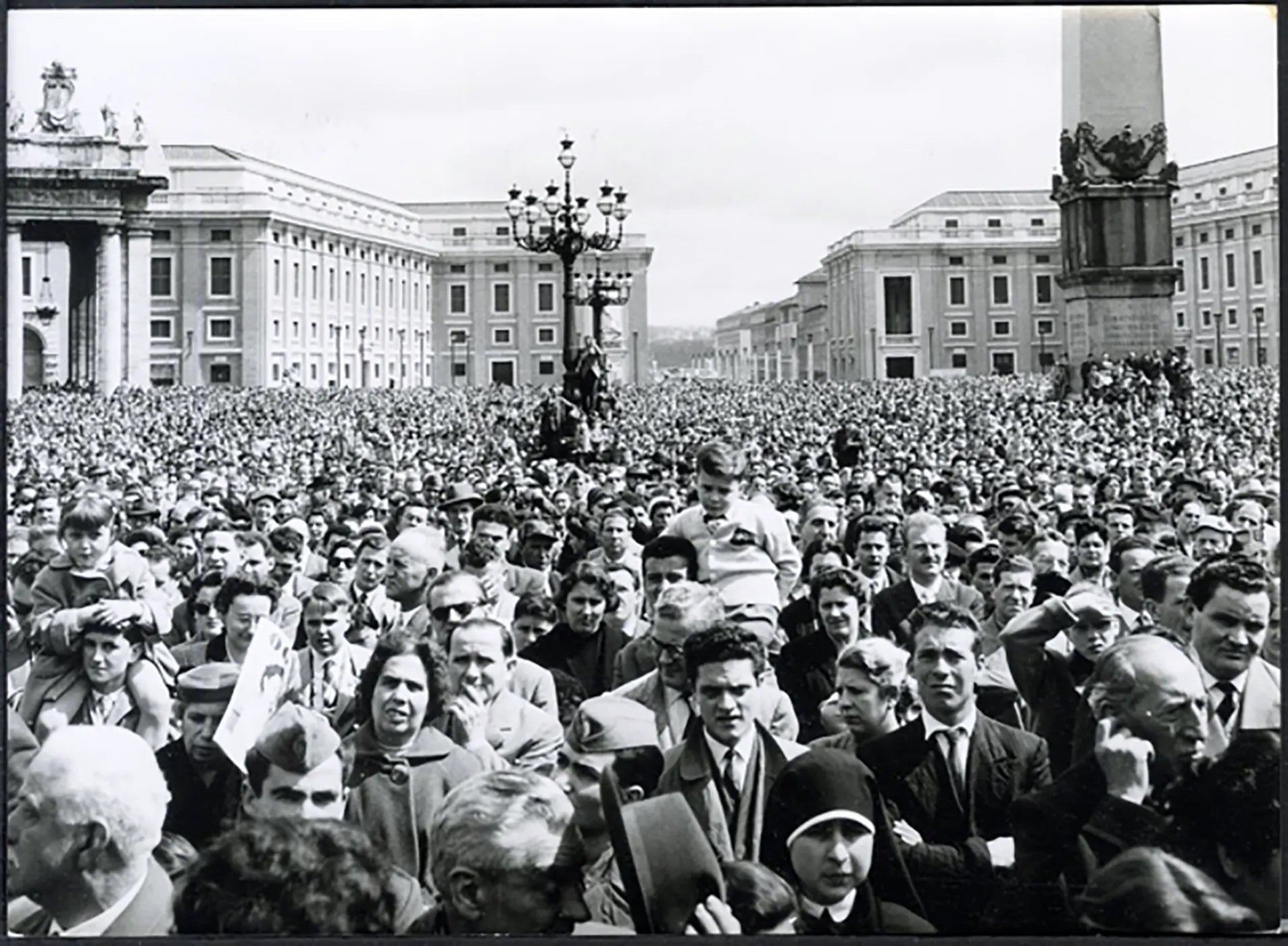 Folla in piazza San Pietro Pasqua 1956 Ft 5095 - Stampa 18x13 cm - Farabola Stampa ai sali d'argento
