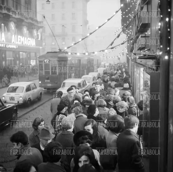 Folla in via Orefici per gli acquisti natalizi, Milano, 1967 - Farabola Immagine digitale