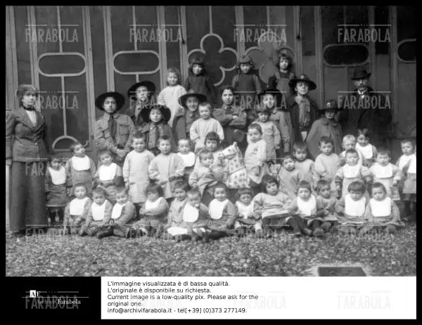 Foto di gruppo di bambini e ragazzi, fine 800 - Farabola Immagine digitale