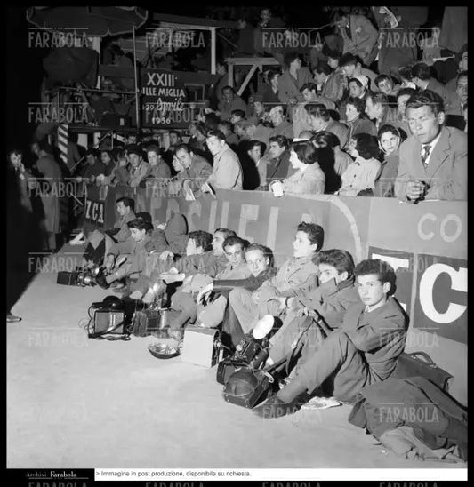 Fotografi e spettatori alla Mille Miglia, 1956 - Farabola Immagine digitale