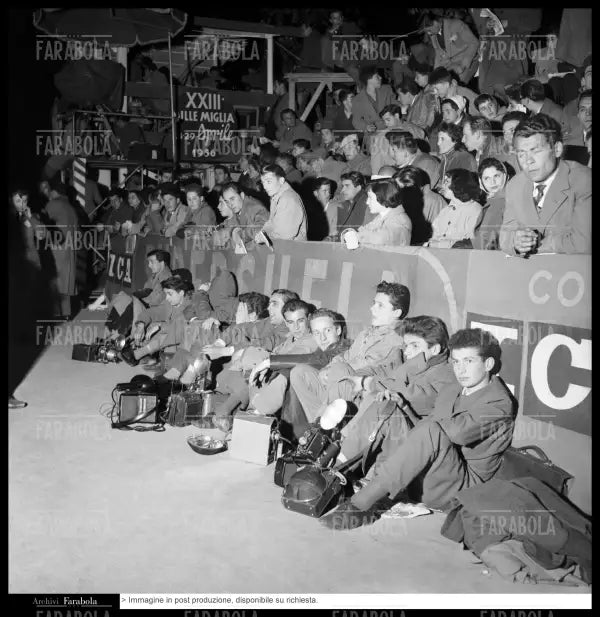 Fotografi e spettatori alla Mille Miglia, 1956 - Farabola Immagine digitale