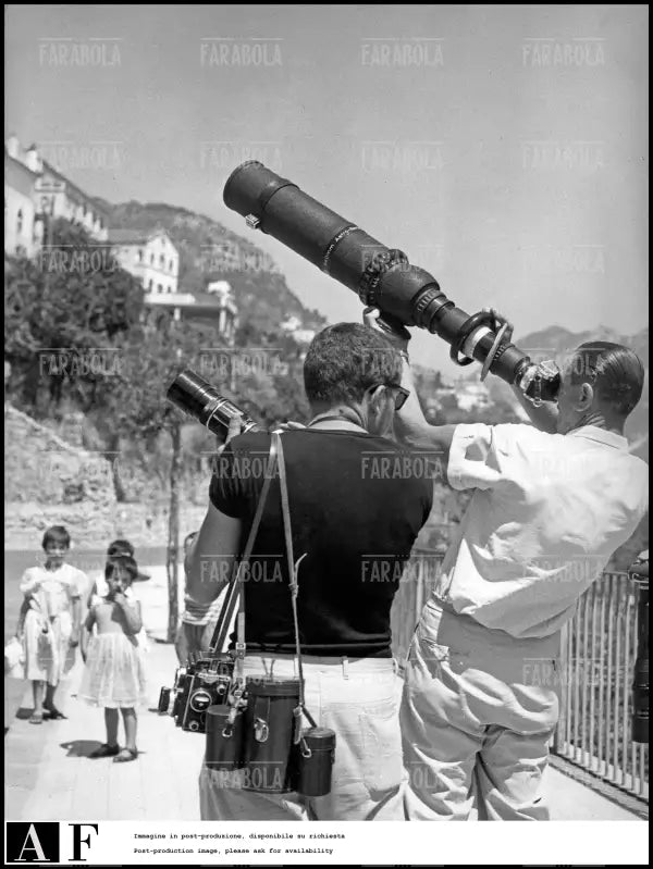 Fotografi in attesa di Jacqueline Kennedy, Ravello, 1962 - Farabola Immagine digitale