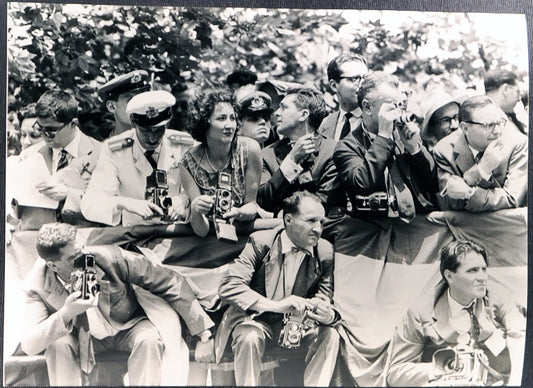 Fotoreporter a Milano anni 50 Ft 3112 - Stampa 24x18 cm - Farabola Stampa ai sali d'argento