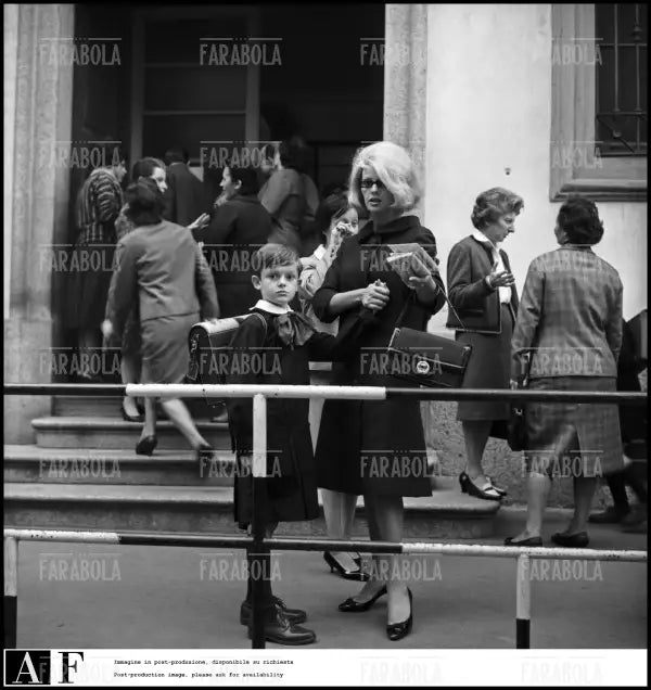 Franca Rame e Jacopo Fo il primo giorno di scuola, Milano, 1962 - Farabola Immagine digitale