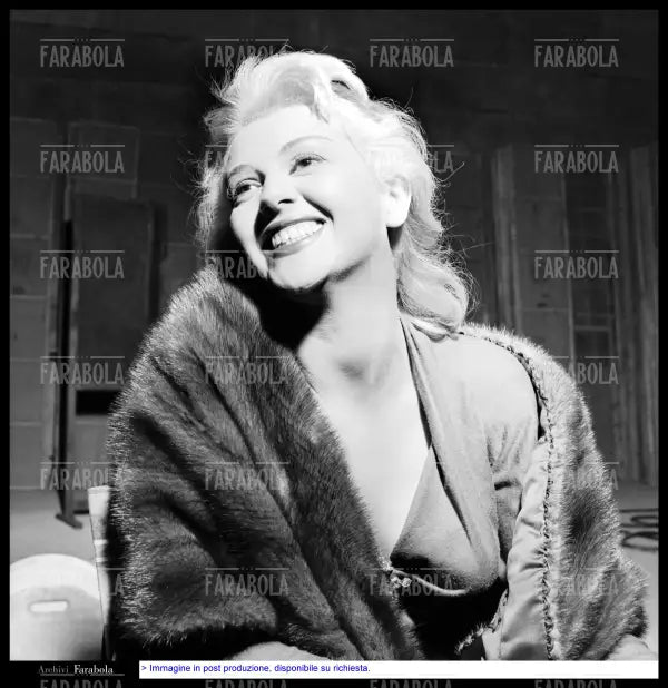 Franca Rame sul set del film Lo svitato, 1955 - Farabola Immagine digitale