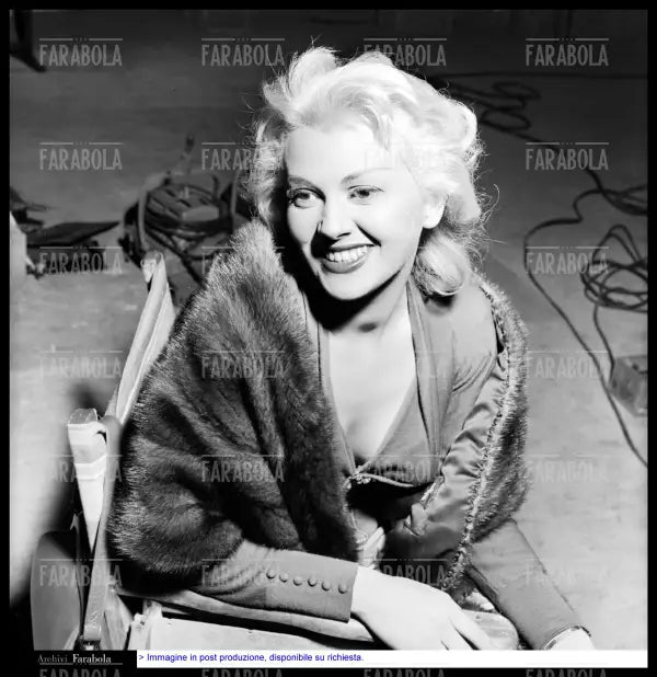 Franca Rame sul set del film Lo svitato, 1955 - Farabola Immagine digitale