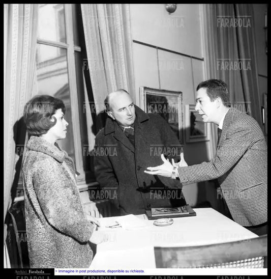 Franca Valeri, Giovanni Testori e Mario Missiroli, Milano, 1960 - Farabola Immagine digitale