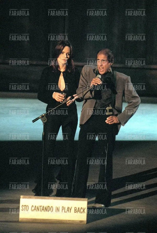 Francesca Neri e Adriano Celentano, Francamente me ne infischio, 1999 - Farabola Immagine digitale