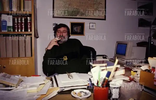 Francesco Guccini nella sua casa, 1993 - Farabola Immagine digitale