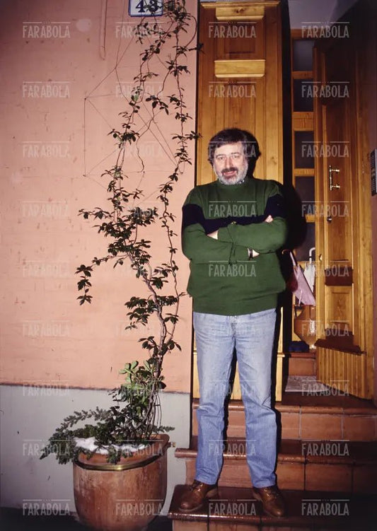 Francesco Guccini nella sua casa, 1993 - Farabola Immagine digitale