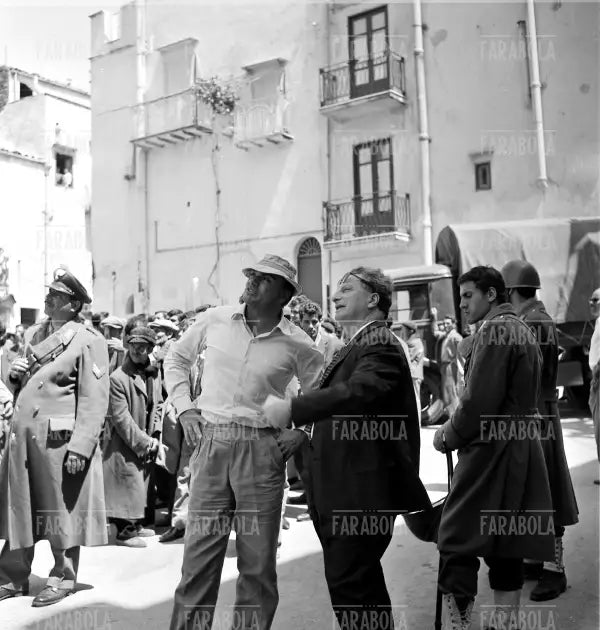 Francesco Rosi e Carlo Levi sul set del film Salvatore Giuliano, 1961 - Farabola Immagine digitale