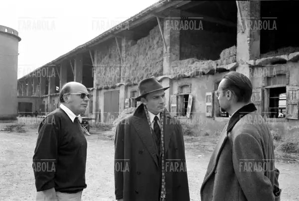 Francesco Rosi, Gian Maria Volonté e Gianfranco Ombuen sul set del film Il Caso Mattei, 1971 - Farabola Immagine digitale
