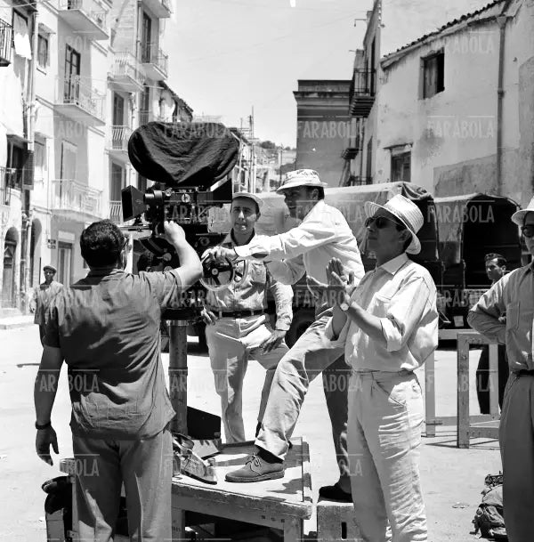Francesco Rosi sul set del film Salvatore Giuliano, 1961 - Farabola Immagine digitale
