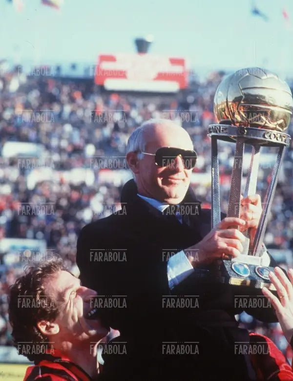 Franco Baresi e Arrigo Sacchi con la Coppa Intercontinentale, 1989 - Farabola Immagine digitale