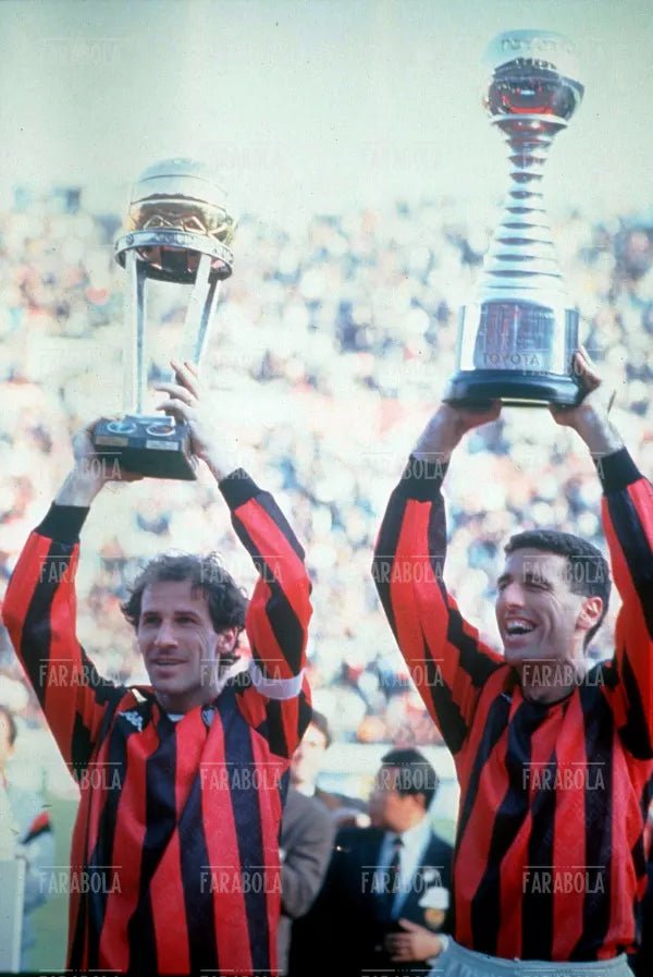 Franco Baresi e Mauro Tassotti con la Coppa Intercontinentale, Tokyo, 1989 - Farabola Immagine digitale