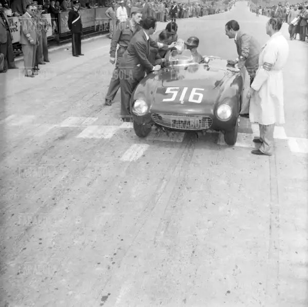 Franco Cortese su Ferrari 500 Mondial, Mille Miglia, 1954 - Farabola Immagine digitale