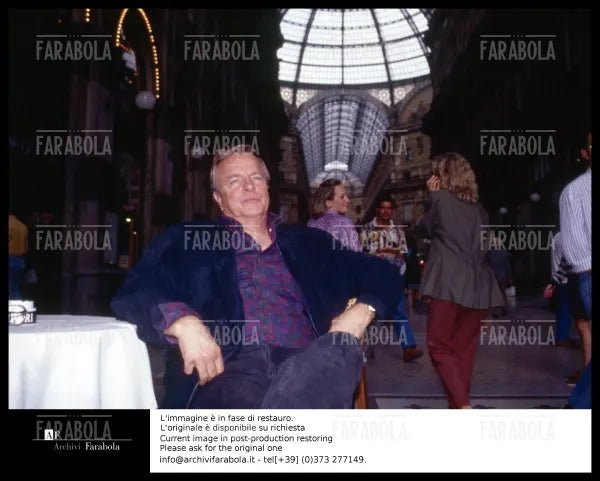 Franco Zeffirelli in Galleria Vittorio Emanuele II, Milano, anni 90 - Farabola Immagine digitale
