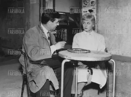 François Perier e Giulietta Masina in una scena del film Le notti di Cabiria, 1957 - Farabola Immagine digitale