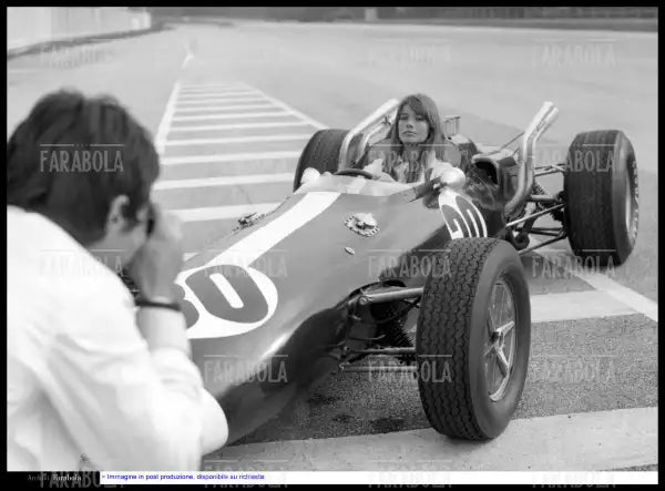 Françoise Hardy sul set del film Grand Prix, Monza, 1966 - Farabola Immagine digitale