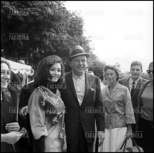 Frank Sinatra e Raffaella Carrà sul set del film Von Ryan's Express, 1964 - Farabola Immagine digitale