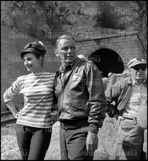 Frank Sinatra e Raffaella Carrà sul set del film Von Ryan's Express, 1964 - Farabola Immagine digitale