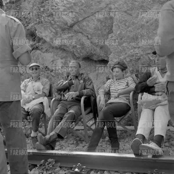 Frank Sinatra e Raffaella Carrà sul set delf ilm The Ryan's Express, 1964 - Farabola Immagine digitale
