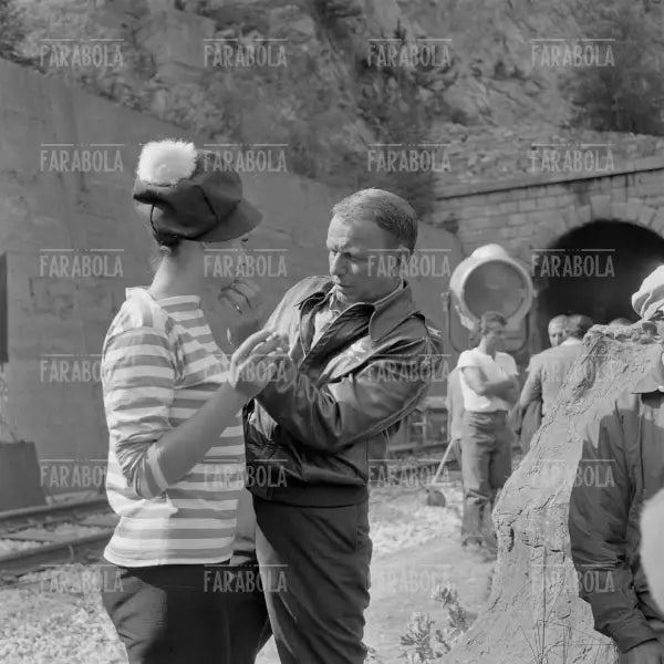 Frank Sinatra e Raffaella Carrà sul set delf ilm The Ryan's Express, 1964 - Farabola Immagine digitale