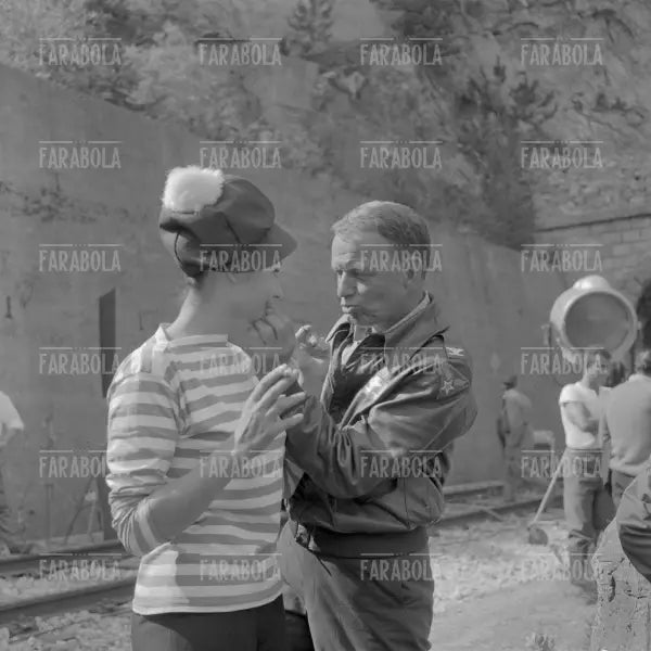 Frank Sinatra e Raffaella Carrà sul set delf ilm The Ryan's Express, 1964 - Farabola Immagine digitale