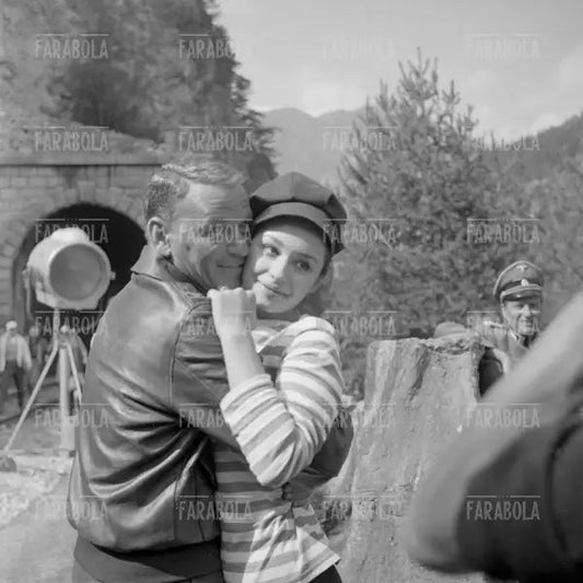 Frank Sinatra e Raffaella Carrà sul set delf ilm The Ryan's Express, 1964 - Farabola Immagine digitale