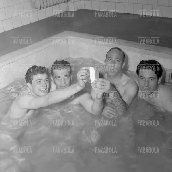 Frignani, Nordhal, Ricagni e Buffon festeggiano lo scudetto nella piscina degli spogliatoi, Milan vs Spal, 1955 - Farabola Immagine digitale