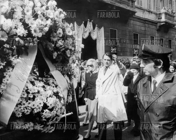 Funerali di Olga Julia Calzoni nella chiesa di San Babila, Milano, 1976 - Farabola Immagine digitale