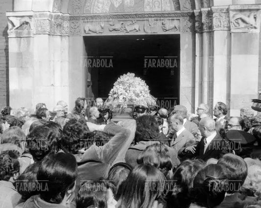 Funerali di Olga Julia Calzoni nella chiesa di San Babila, Milano, 1976 - Farabola Immagine digitale