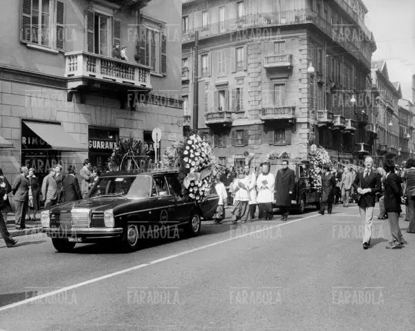 Funerali di Olga Julia Calzoni nella chiesa di San Babila, Milano, 1976 - Farabola Immagine digitale