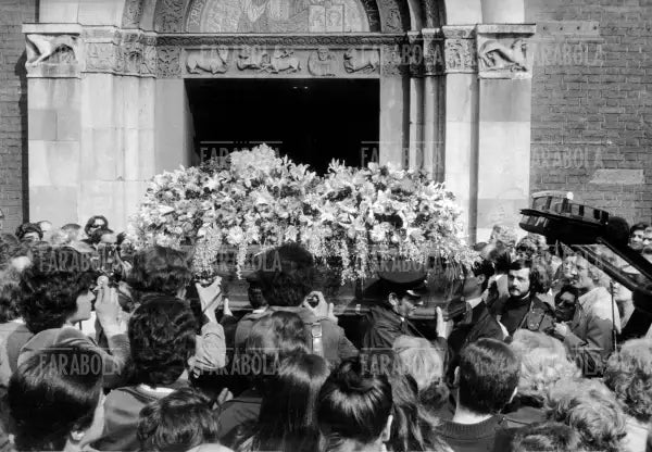 Funerali di Olga Julia Calzoni nella chiesa di San Babila, Milano, 1976 - Farabola Immagine digitale