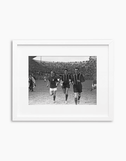 Gabetto e Campetelli, Torino-Inter 1949 — stampa fine art con cornice bianca