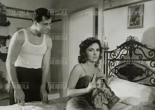 Gabriele Ferzetti e Gina Lollobrigida nel film La provinciale, 1952 - Farabola Immagine digitale