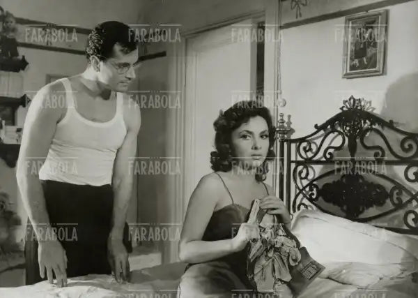 Gabriele Ferzetti e Gina Lollobrigida nel film La provinciale, 1952 - Farabola Immagine digitale